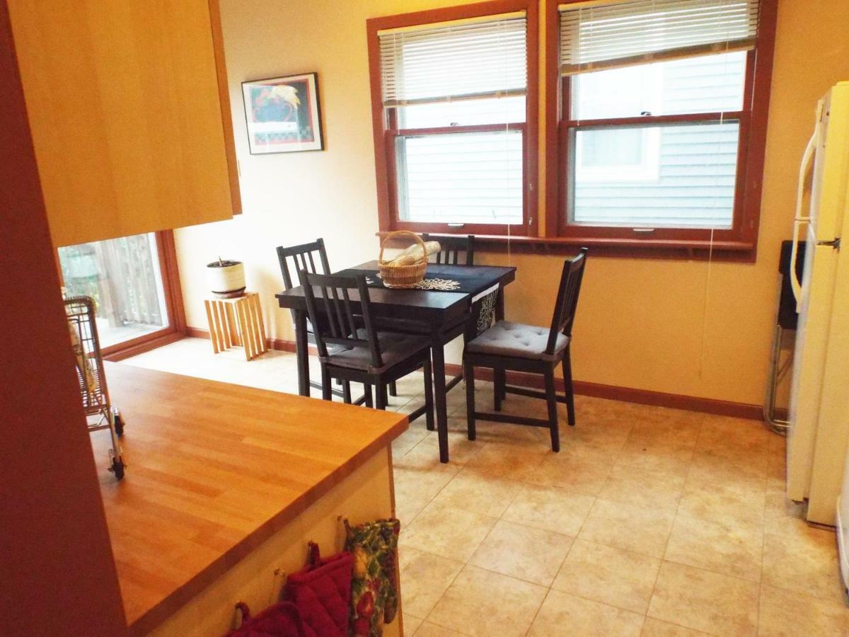 Comfortable 3 Bedroom Craftsman Bungalow In Milwaukee'S Bay View Neighborhood ภายนอก รูปภาพ
